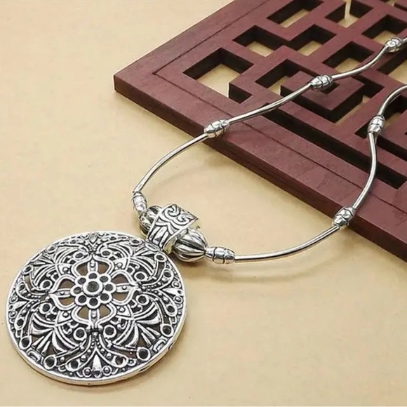 Vintage Hollow Pattern Round Pendant Necklace - Picture 3 of 4